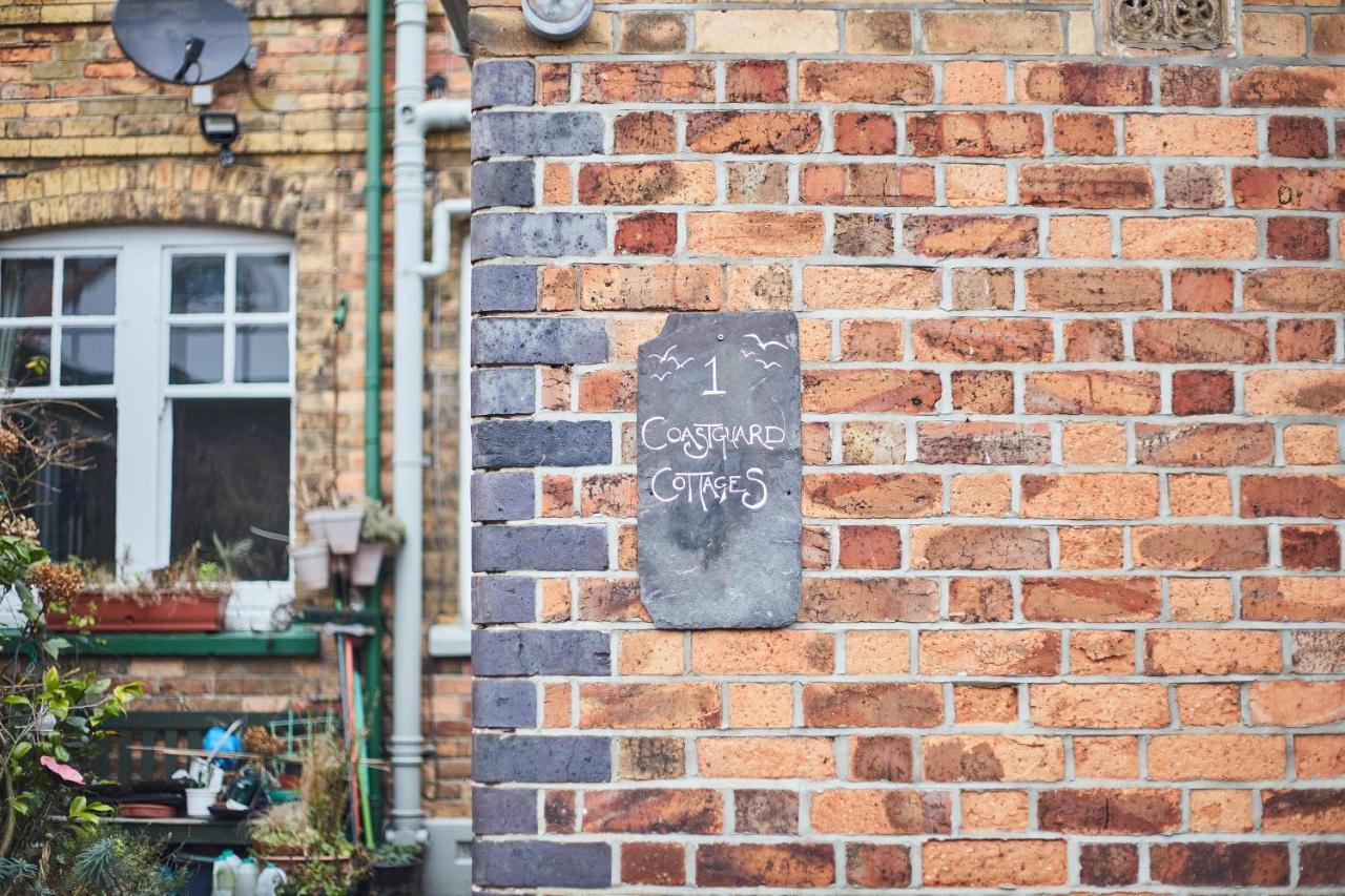 Host & Stay - 1 Coastguard Cottages Скарборо Экстерьер фото