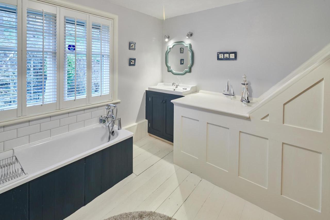 Host & Stay - 1 Coastguard Cottages Скарборо Экстерьер фото